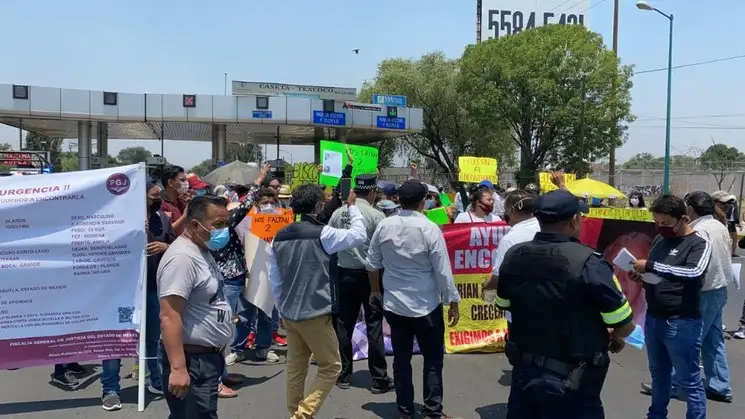 Los manifestantes exigen a la Fiscalía General de Justicia de Edomex la aparición con vida de sus familares. Foto La Jornada