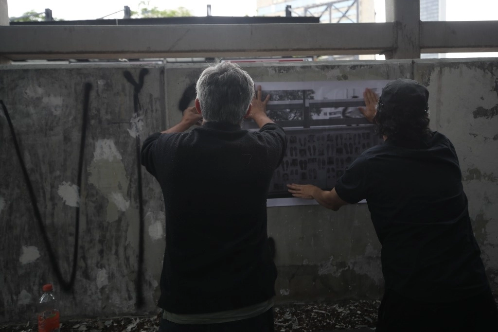 Colectivo coloca fotografías de desaparecidos frente al ex edificio del a FGR, en imagen del 26 de abril pasado. Foto Yazmín Ortega Cortés