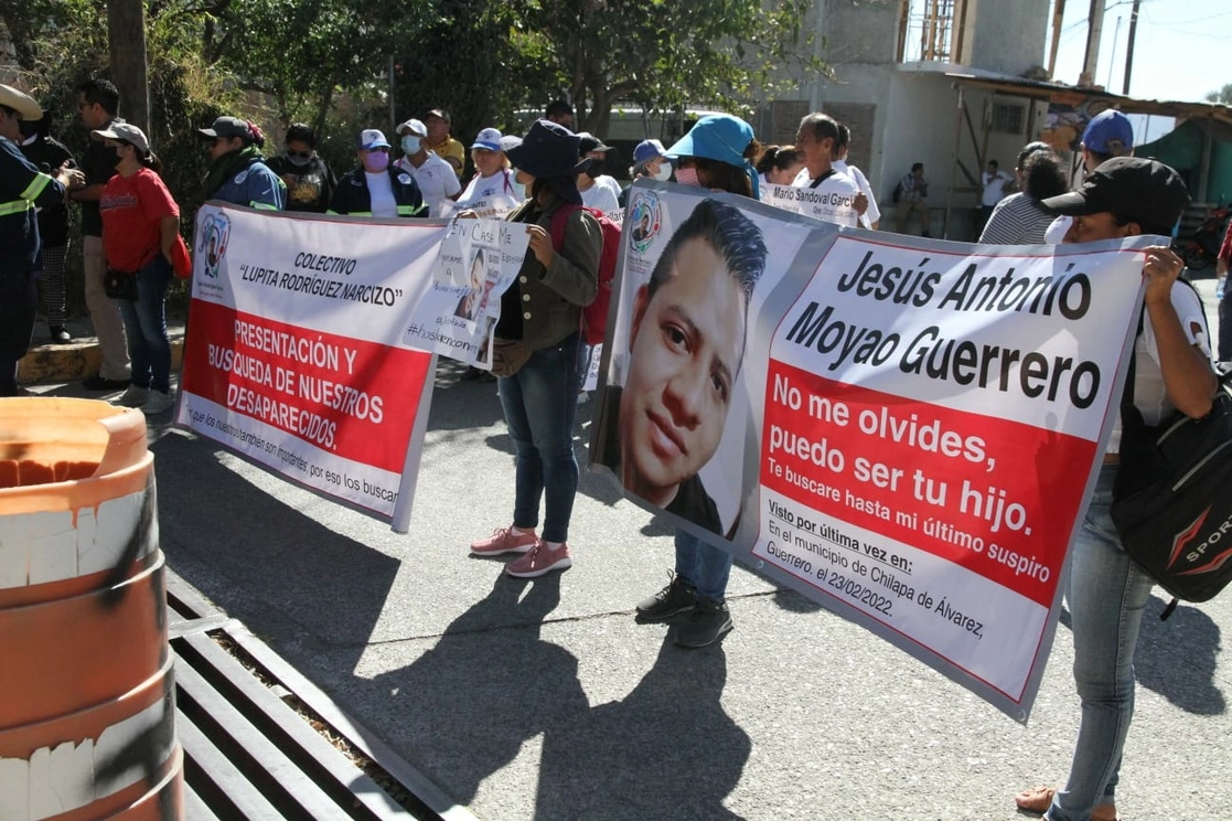 Integrantes del colectivo Lupita Rodríguez Narcizo se manifestaron a un año de la desaparición del joven Jesús Antonio Moyao. Foto ‘La Jornada’
