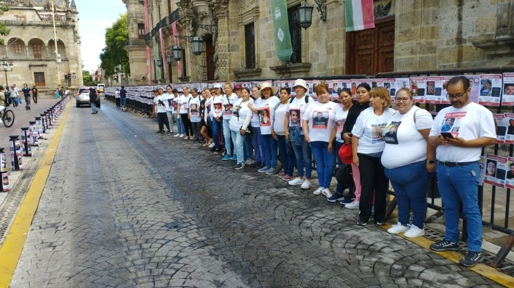 Integrantes del colectivo Luz de Esperanza, conformado por familiares de desaparecidos en Jalisco, se manifestaron este domingo frente al palacio de gobierno. Foto cortesía colectivo Luz de Esperanza