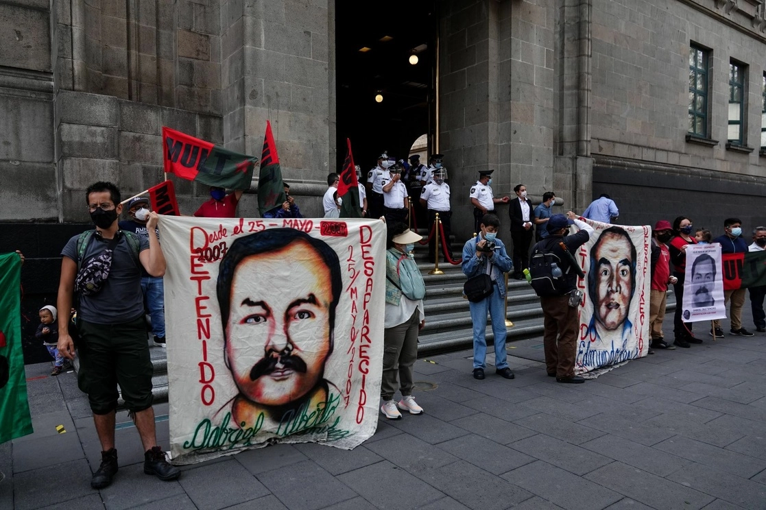 Manifestantes protestan frente a la Suprema Corte de Justicia de la Nación en demanda de la presentación de los desaparecidos de 2007 en el estado de Oaxaca. Foto Cuartoscuro / Archivo 