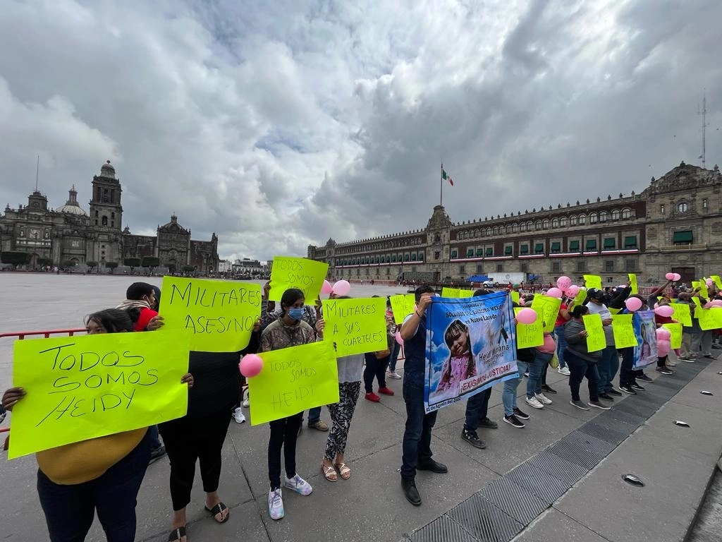 Familiares de Heidi Mariana se manifestaron frente a Palacio Nacional. Foto Alfredo Domínguez