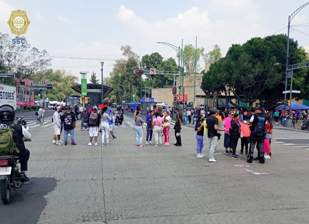 Familiares de Diego del Campo, joven atropellado la víspera por una motocicleta, bloquearon Eje 3 Sur y la avenida Cuauhtémoc. Foto tomada de X