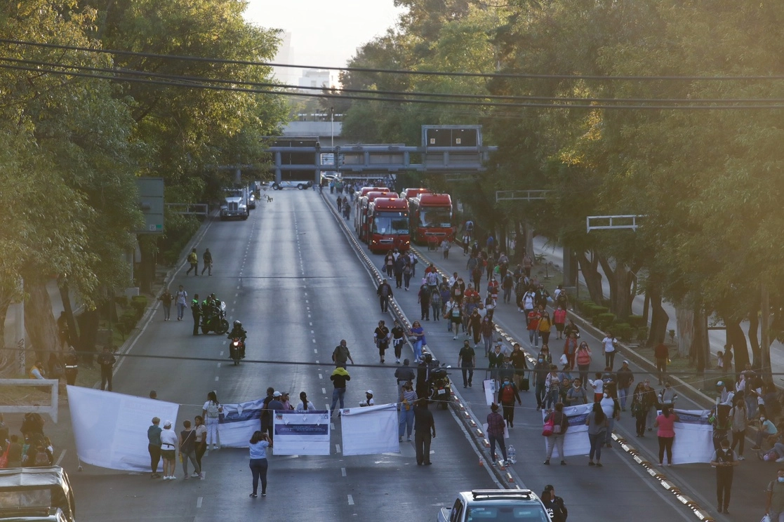 Molestos por la acción, pero sin otro remedio, pasajeros del Metrobús tuvieron que caminar sobre la avenida Plutarco Elías Calles. Foto Víctor Camacho
