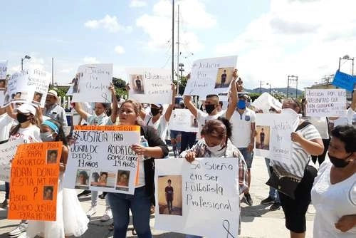 En imagen de archivo, habitantes de Acatlán de Pérez Figueroa, municipio de Juchitán, Oaxaca, protestan para exigir freno al abuso de la fuerza policial contra la población y por la muerte de Alexander. Foto Jorge A. Pérez
