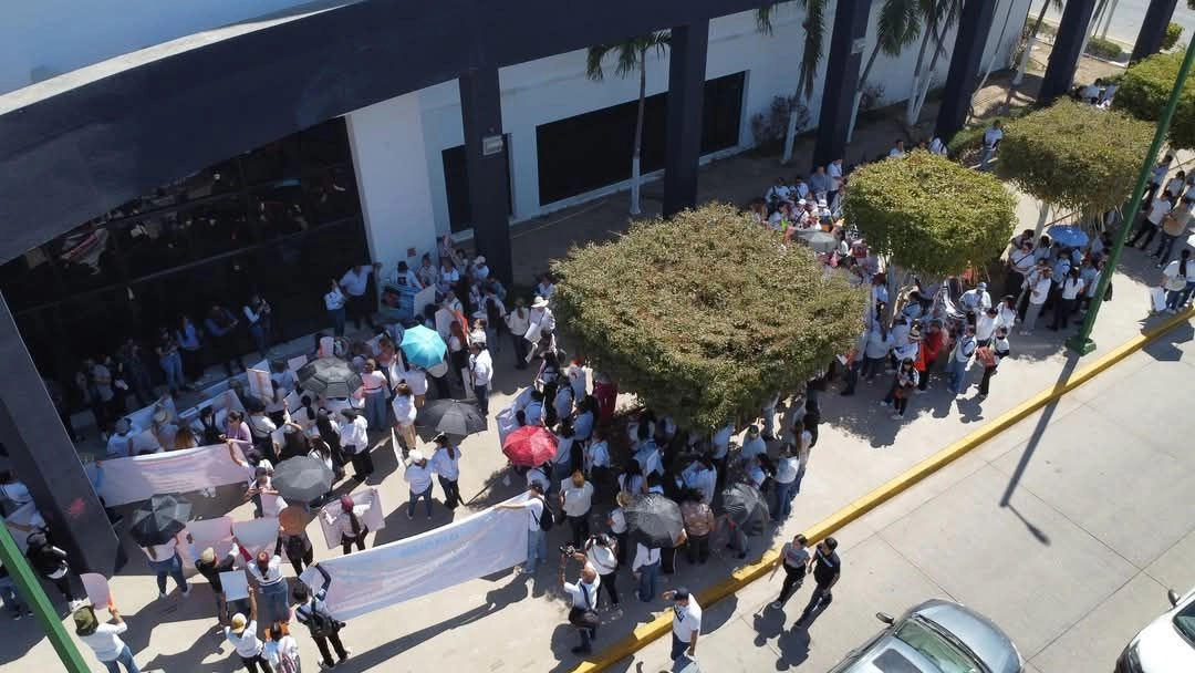 Con la consigna de “No se llevaron maleantes, se llevaron estudiantes”, madres de ocho hijos privados de la libertad marcharon desde la catedral en Culiacán hasta las instalaciones de la FGE para pedir a autoridades correspondientes y a la ciudadanía que les ayuden a localizar a sus familiares.