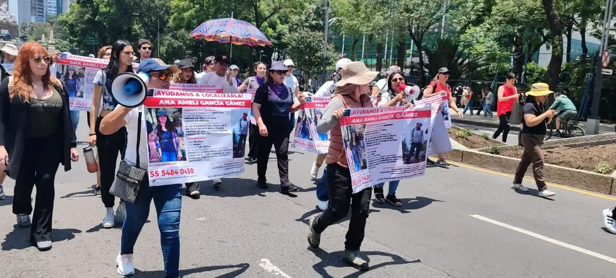 Familiares y amigos de Amelí García se movilizaron desde el Ángel de la Independencia hasta el Zócalo de la Ciudad de México portando pancartas con su ficha de búsqueda. Foto  