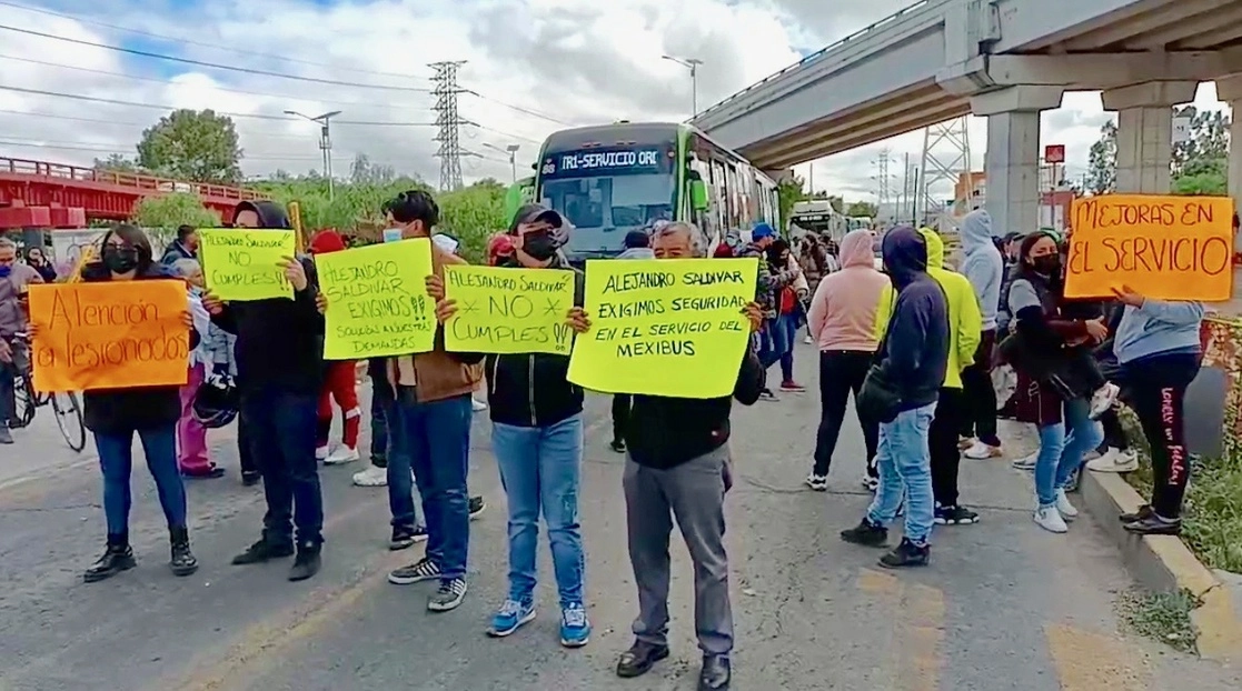 Familiares de tres personas que resultaron lesionadas el pasado 8 de septiembre cuando dos unidades del Mexibús chocaron, bloquearon la avenida Central para exigir atención médica a los heridos, el 28 de septiembre de 2022. Foto ‘La Jornada’