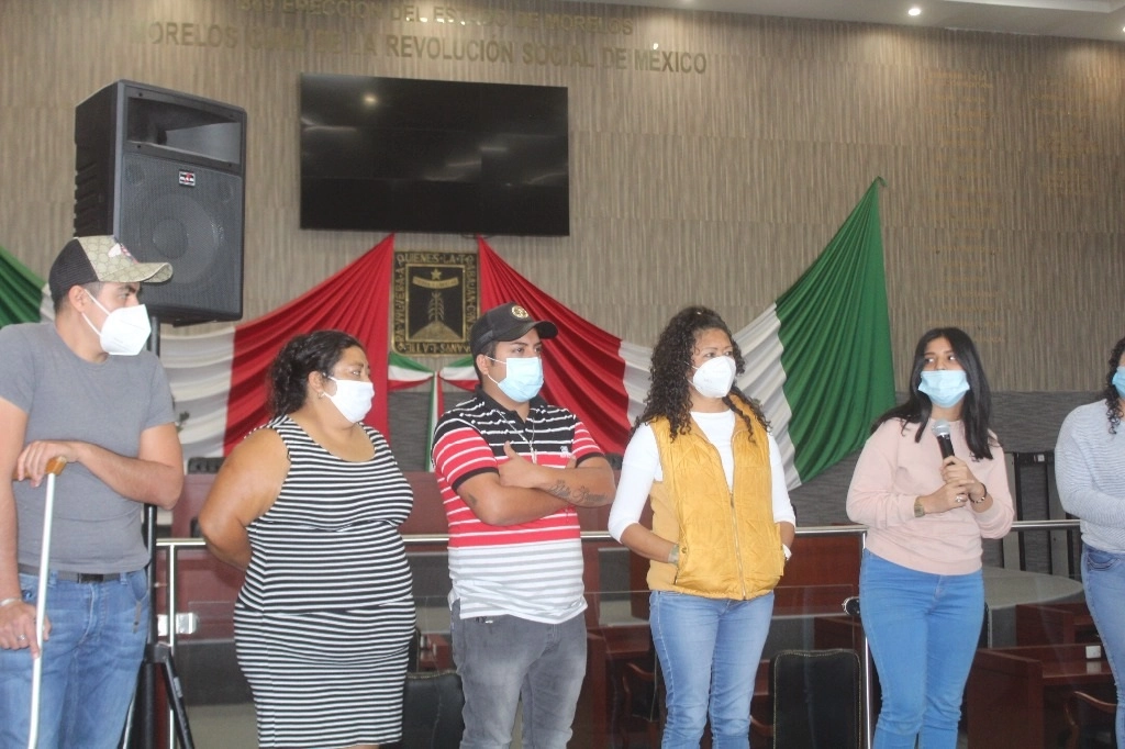 Familiares de los 10 jóvenes asesinados el 1 de septiembre pasado en un velorio, en Cuernavaca, exigieron al gobierno estatal atención médica especializada para los otros 12 que resultaron heridos. Foto Rubicela Morelos