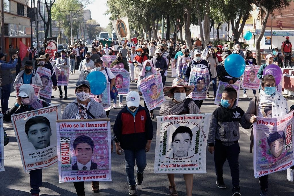 Familiares de los 43 estudiantes desaparecidos de Ayotzinapa marchan rumbo a la Basílica de Guadalupe, en la Ciudad de México, el 26 de diciembre de 2021. Foto Pablo Ramos