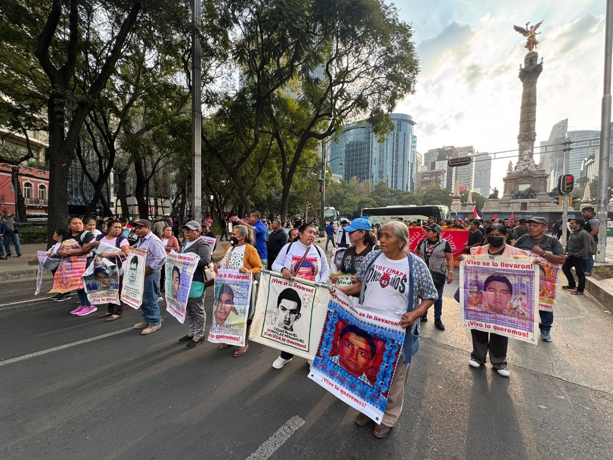 Padres y Madres de los 43 normalistas desaparecidos marcharon la tarde de este miércoles por la Avenida Paseo de la Reforma como parte de la acción global por Ayotzinapa. Foto 