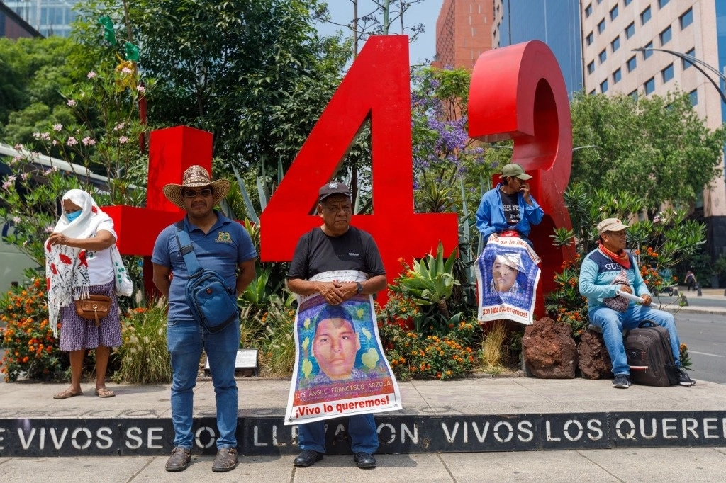 Familiares de los estudiantes normalistas desaparecidos de Ayotzinapa se manifiestan en el antimonumento +43, en la Ciudad de México, el 27 de abril de 2024. Foto Pablo Ramos