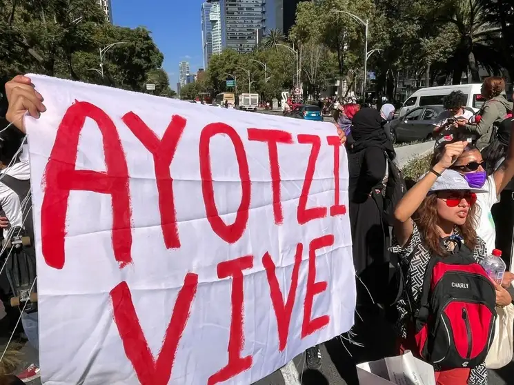 Contingentes se congregan alrededor del Ángel de la Independencia, previo a la marcha en conmemoración por los nueve años de la desaparición de los 43 estudiantes de Ayotzinapa, en la Ciudad de México, el 26 de septiembre de 2023. Foto Luis Castillo