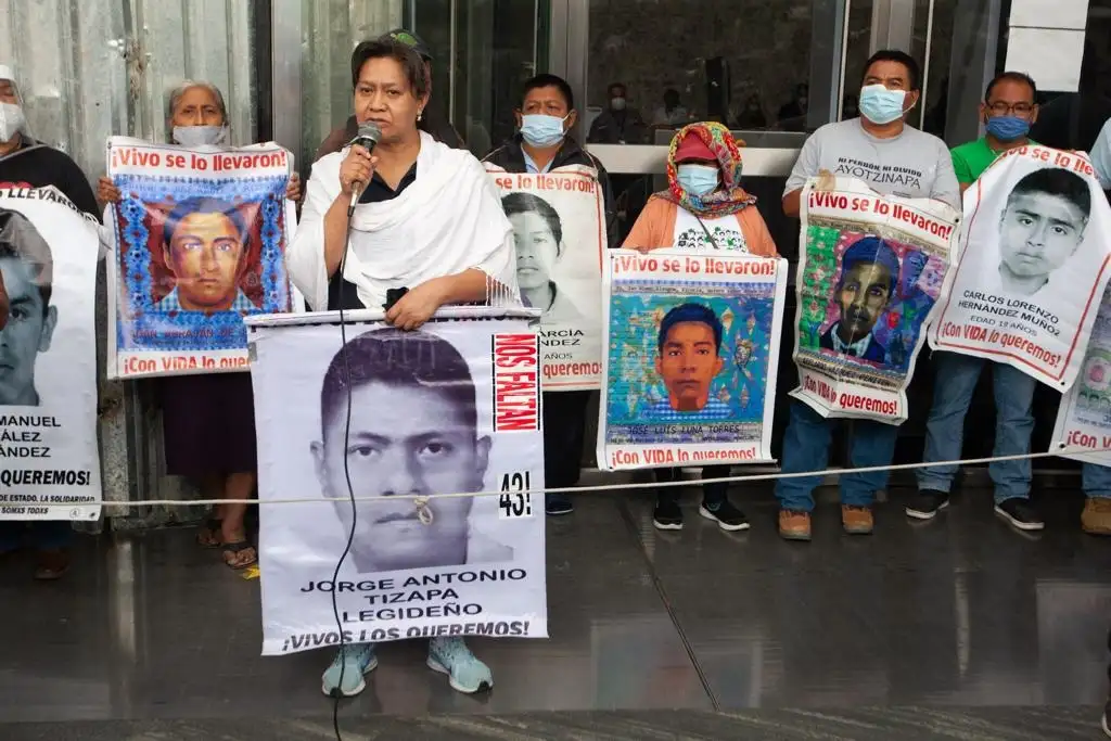 Hilda Legiño, madre de Jorge Antonio, uno de los 43 normalistas desaparecidos de Ayotzinapa, durante una protesta afuera de la Fiscalía General de la República, en Glorieta de los Insurgentes, Ciudad de México, el 25 de septiembre de 2020. Foto Pablo Ramos