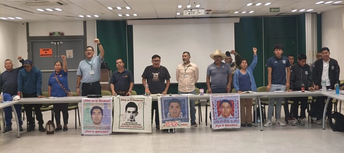 Familiares de los 43 normalistas de Ayotzinapa durante la reunión. Foto 