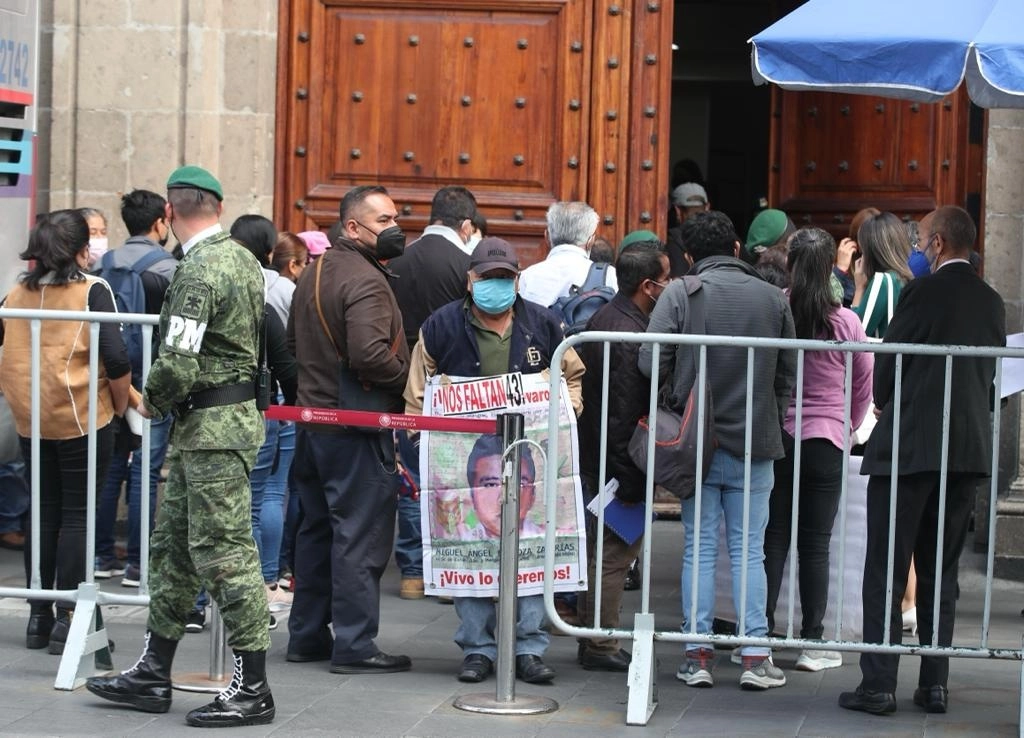 Familiares de los normalistas desaparecidos de Ayotzinapa a su llegada a Palacio Nacional. Foto: José Antonio López