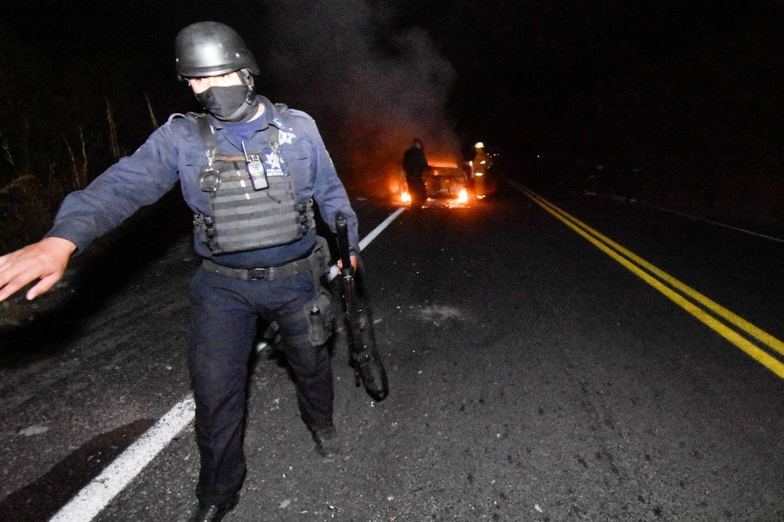 Dos policías de Guerrero, dos más detenidos, dos normalistas heridos y, de inicio dos más desaparecidos, fue el saldo que dejó ayer un enfrentamiento entre normalistas y policías en la carretera de cuota que conduce a Tixtla, en Guerrero. Foto Cuartoscuro 