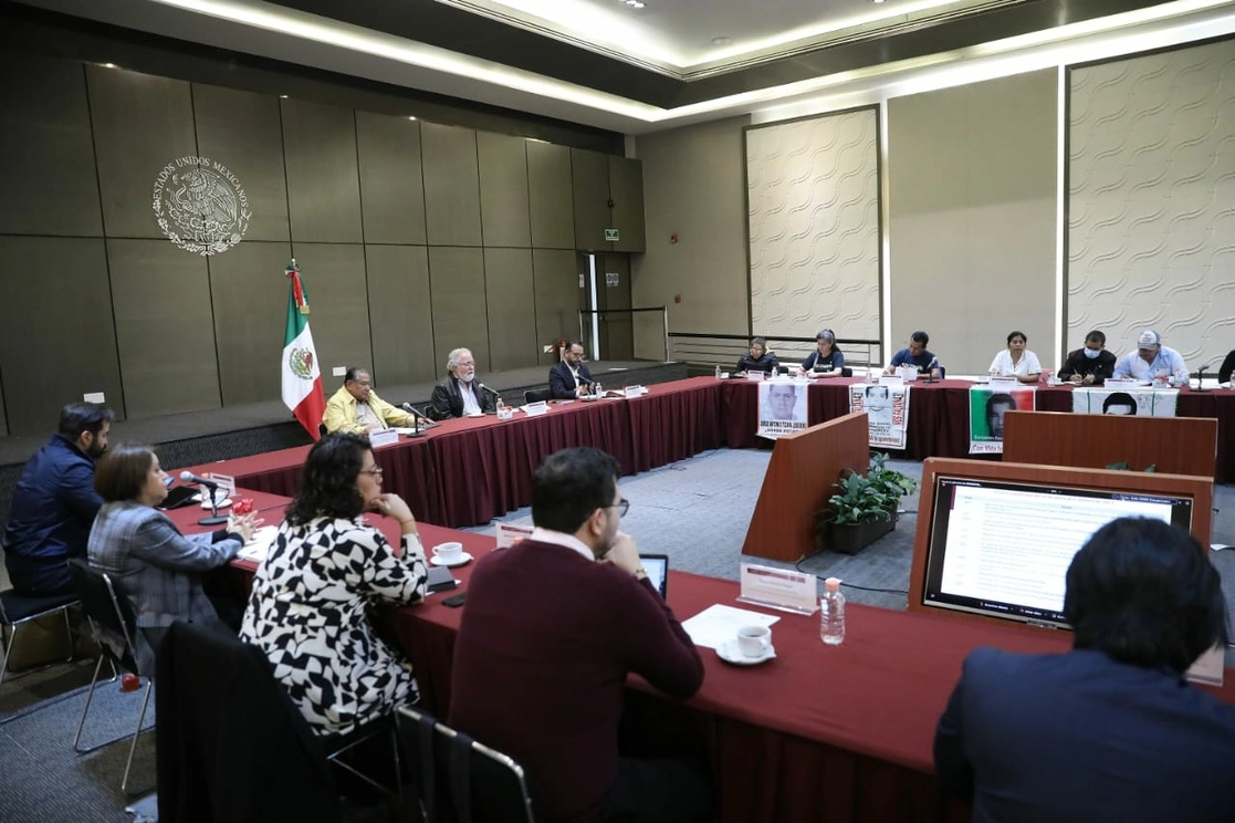 El subsecretario Alejandro Encinas, al frente de la reunión con los familiares de los normalistas desaparecidos. Imagen tomada de https://twitter.com/A_Encinas_R