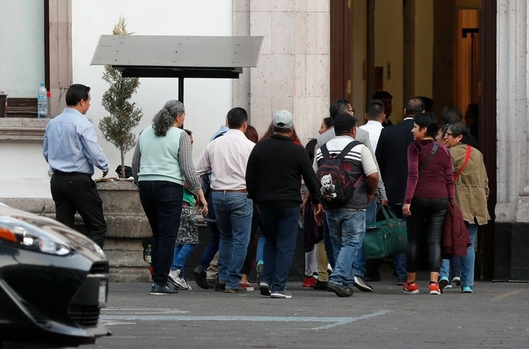 Padres de menores con cáncer durante una reunión con autoridades de Segon el pasado 10 de enero de 2020. Foto Cristina Rodríguez 
