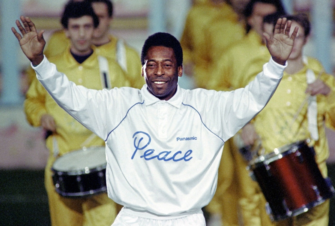 En imagen de archivo, Pelé durante una ceremonia en Milán para celebrar su cumpleaños. Foto Afp