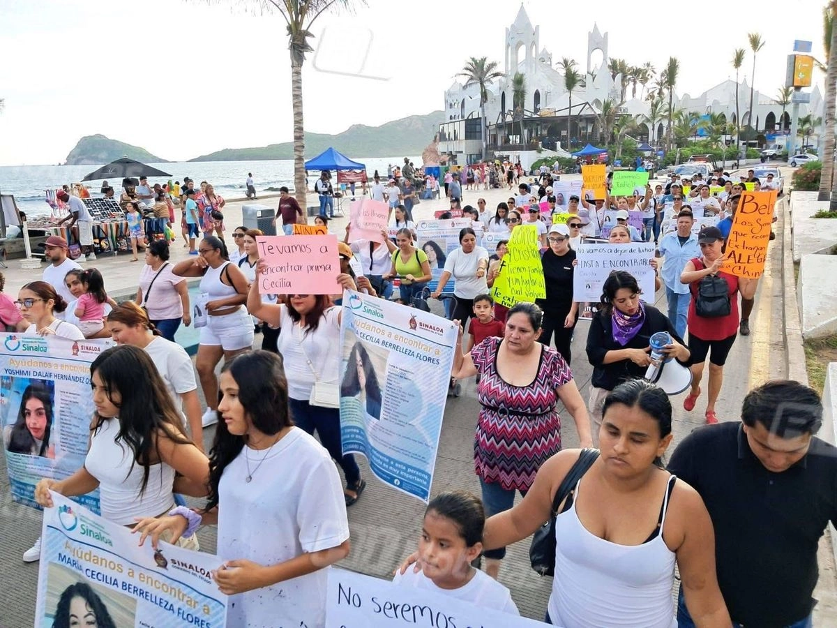 Con las consignas de “vivos se los llevaron, vivos los queremos”, “no están todos, nos faltan los nuestros ,  “hermana nos faltas tú”, esta mañana se realizó la marcha encabezada por la hermana de María Cecilia, a la que se sumaron grupos de personas con desaparecidos que se concentraron en el malecón.