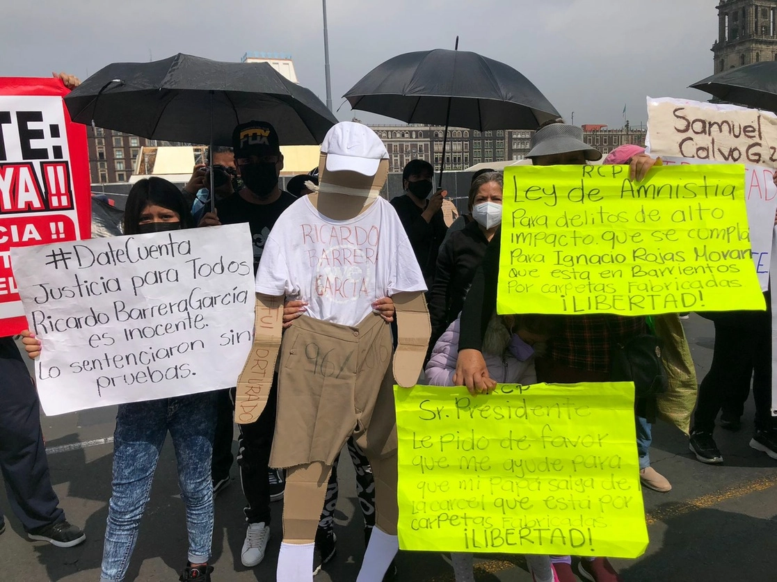 Integrantes de la organización Justicia para todos se manifiestan frente a Palacio Nacional, en solicitud de una audiencia con el presidente López Obrador, para que los casos de anomalías e injusticias en los reclusorios sean atendidos en la conferencia matutina, Ciudad de México, el 4 de agosto de 2021. Foto Luis Castillo