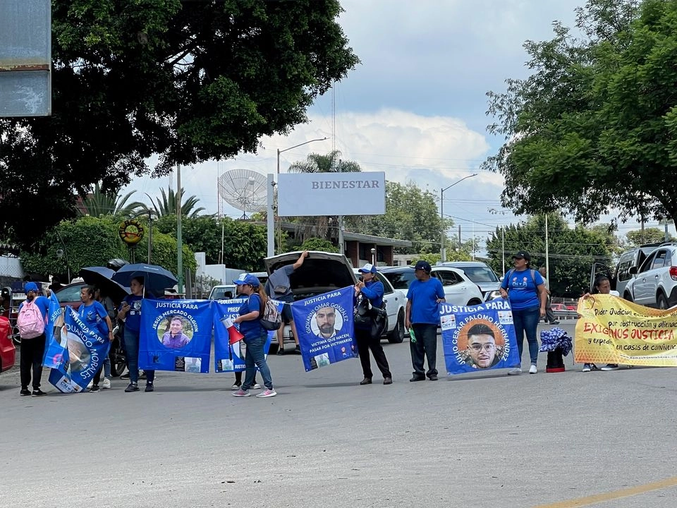 Algunos de los familiares consultados dijeron que su protesta va dirigida a las autoridades estatales y federales pues recordaron que las fiscalías generales son las que crean “las denuncias falsas”, ya que su personal casi siempre se presta para cometer actos de corrupción, así como los jueces, policías y hasta magistrados, denunciaron. Foto 