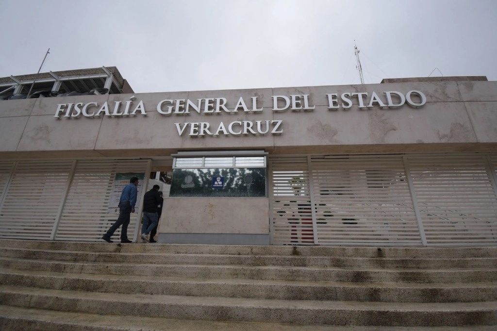 Al no obtener respuestas por parte de las autoridades, los amigos y familiares de Raquel ingresaron por la fuerza al edificio de la FGE. Foto Cuartoscuro / Archivo