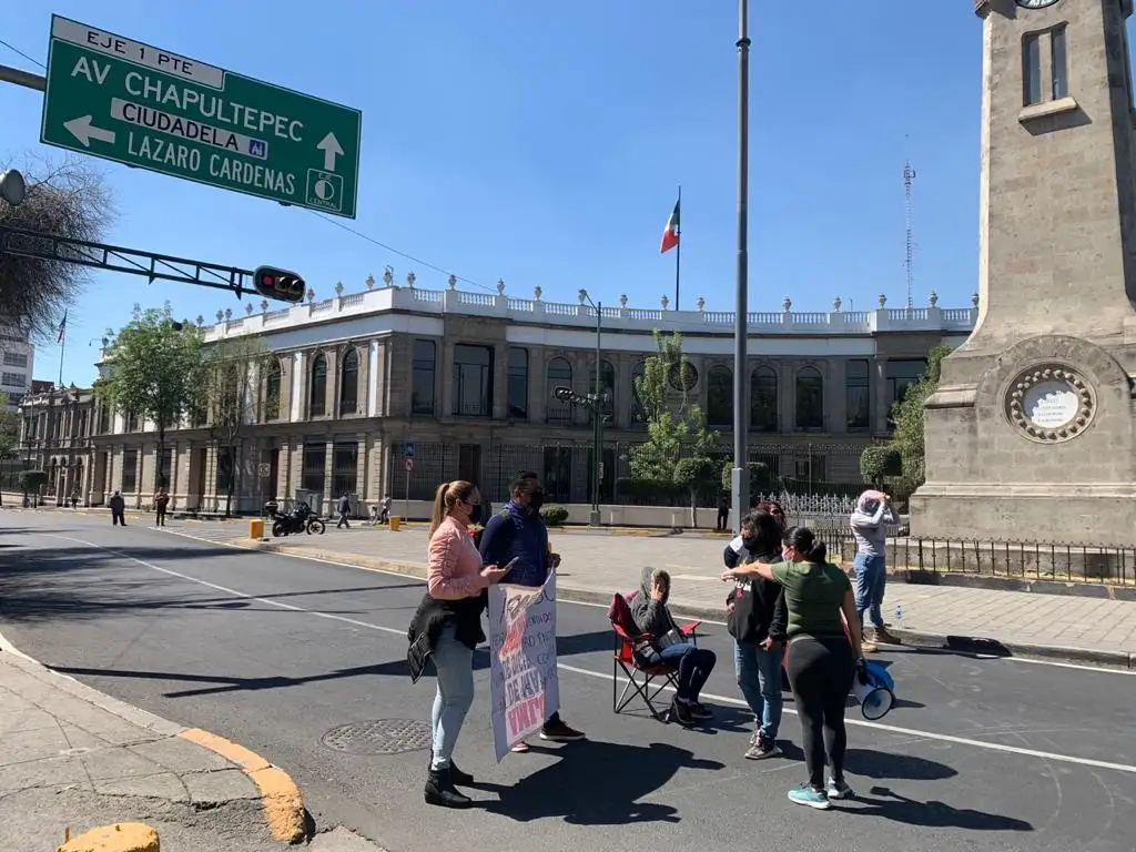 Padres de los niños del caso ABC bloquean las avenidas Bucareli y Atenas, frente a las instalaciones de la Secretaría de Gobernación, en exigencia de que sean recibidos por la titular de la dependencia, en la Ciudad de México, el 3 de febrero de 2021. Foto Alfredo Domínguez