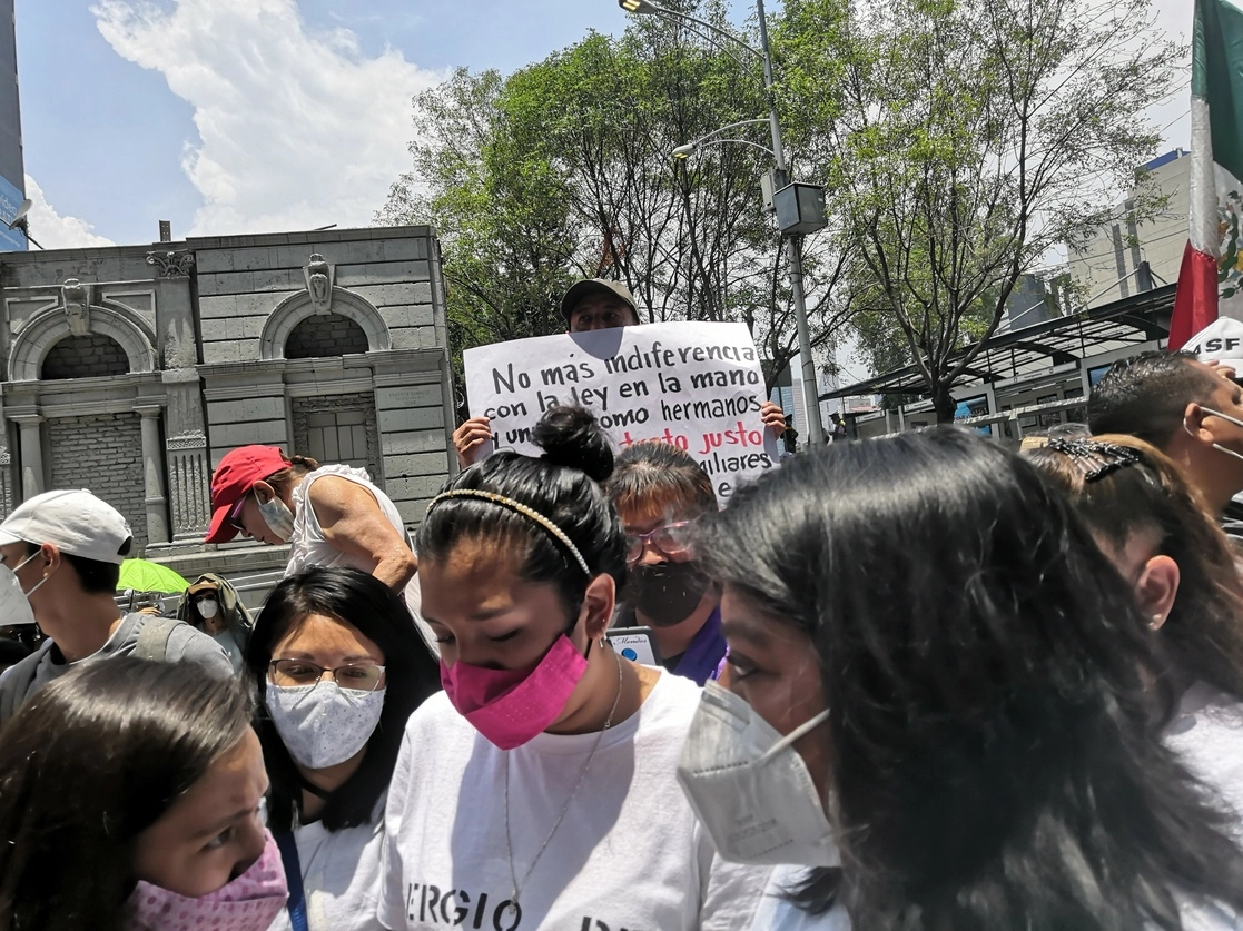 Familiares de las víctimas de la L12 del Metro se concentran frente a la Fiscalía General de la República. Foto Elba Mónica Bravo