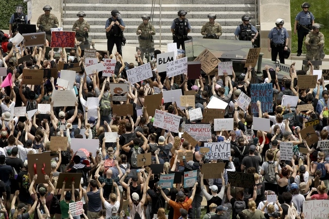 Imagen de archivo de las protestas en 2020 tras el asesinato del afroestadunidense George Floy a manos de un policía de EU. Foto Ap