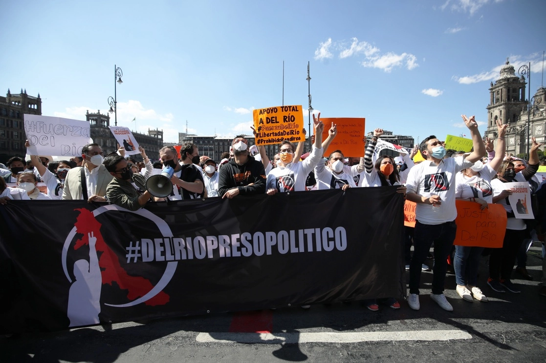 José Manuel del Río Virgen es acusado de homicidio. La imagen, durante una marcha de familiares y amigos para exigir su libertad, en el Zócalo capitalino, el pasado 25 de enero. Foto Yazmín Ortega Cortés 