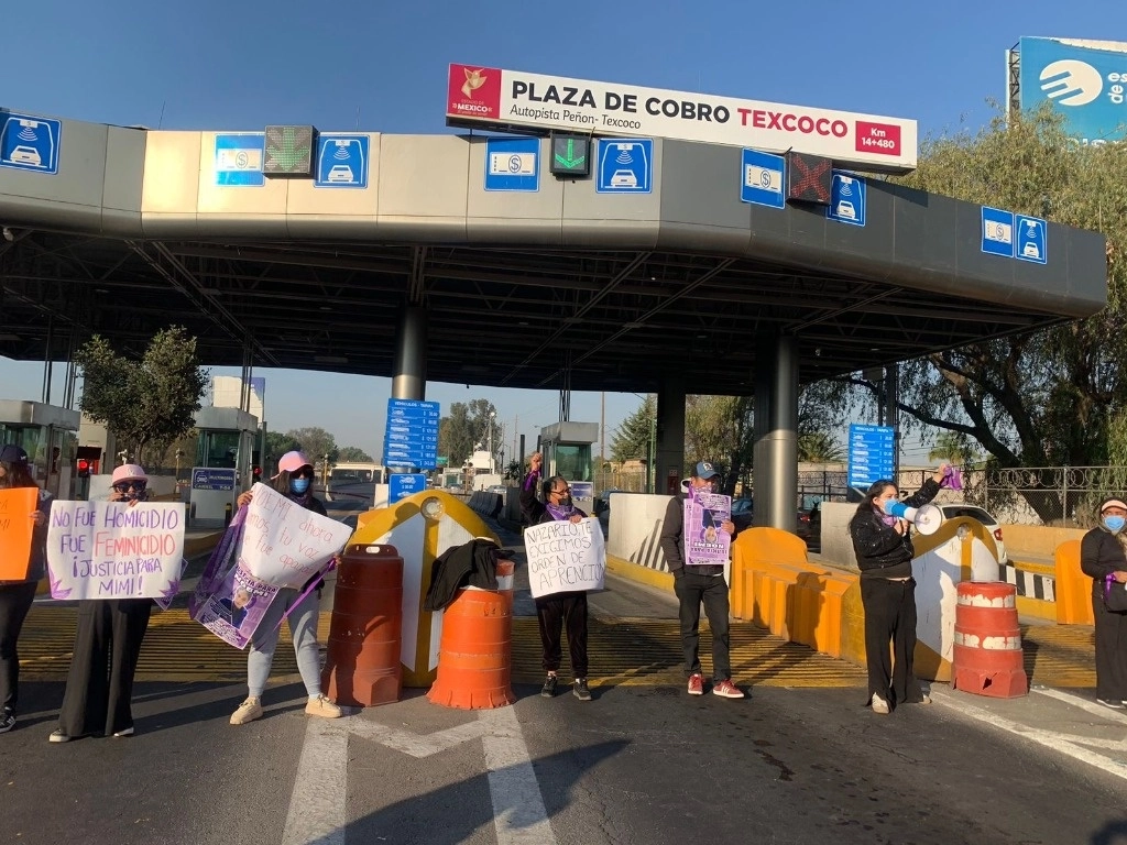 Los inconformes se apostaron la mañana de este lunes por tres horas en la caseta de cobro de la vía de cuota, en donde mostraron pancartas en las que se leía: “No fue homicidio, fue feminicidio. Justicia para Mimi” y “Noemi ahora somos tu voz que fue apagada”. Foto Javier Salinas Cesáreo