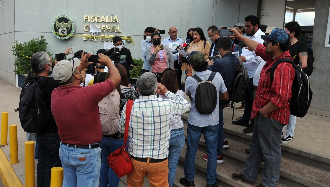 Familiares y periodistas hicieron un pronunciamiento para exigir justicia por el homicidio del comunicador Enrique Sosa. Foto Carlos García