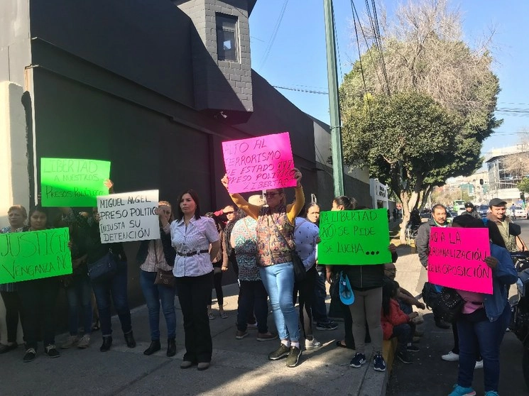 Familiares y amigos Se manifiestan a las afueras de las salas orales del TSJ para denunciar que Miguel Ángel Vásquez Reyes es un “preso político”. Foto Laura Gómez Flores