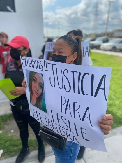 Durante la protesta los padres de Leslie Alejandra, estudiante de la Facultad de Enfermería en la Universidad Autónoma de Tamaulipas, bloquearon los accesos a la Fiscalía. Foto La Jornada
