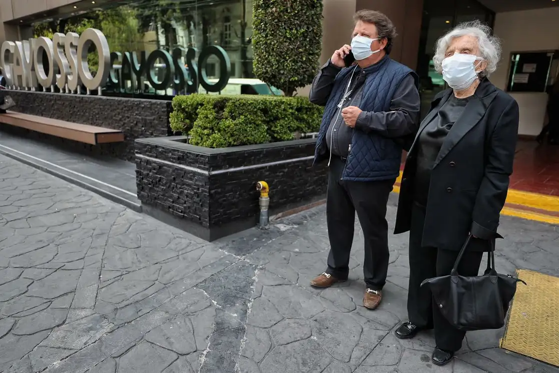 Elena Poniatowska y su hijo, Felipe Haro, al salir de la funeraria donde es velado el escultor Vicente Rojo, quien falleció ayer en la noche, en la Ciudad de México, el 18 de marzo de 2021. Fotos Marco Peláez