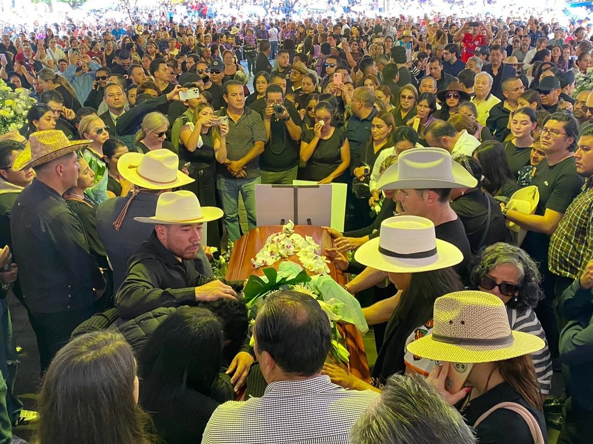 Durante el acompañamiento a la carroza fúnebre, de la funeraria San José a la Pérgola, al mediodía de este domingo, algunos de los asistentes realizaron reclamos a la presidenta Claudia Sheinbaum y al gobernador de Michoacán, el morenista Alfredo Ramírez Bedolla, por la inseguridad y violencia que afecta a la región.