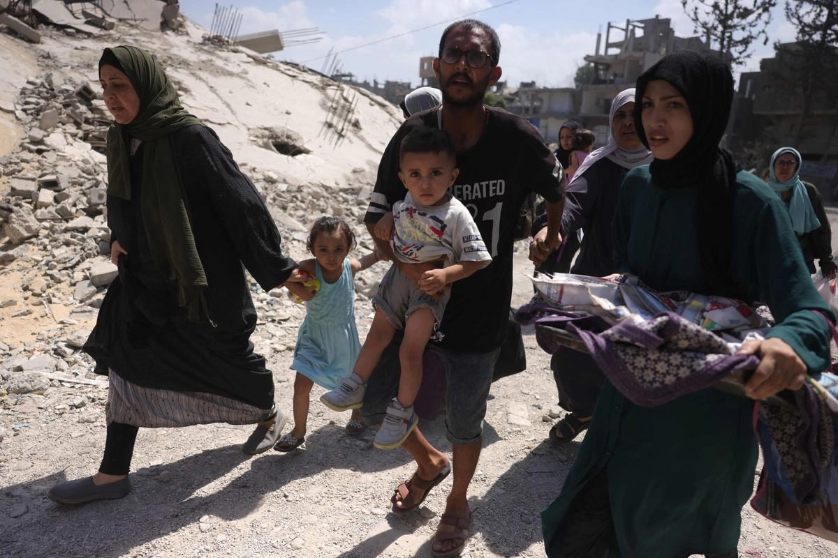 Palestinos huyen de sus hogares en el barrio de Saftawy, en Jabalia, el 26 de agosto de 2025. 