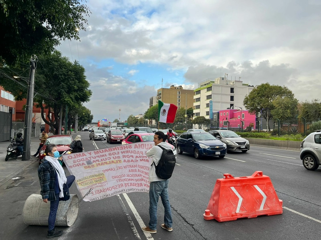 Damnificados del terremoto de 2017 y víctimas de fraude inmobiliario bloquean la avenida Tlalpan, frente al número 550, para exigir justicia, ya que llevan un lustro sin casa, el 15 de septiembre de 2022. Foto Alfredo Domínguez