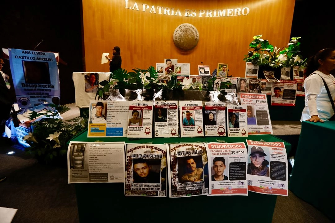 Colectivos de familias buscadoras durante una pega de cédulas de búsqueda. 