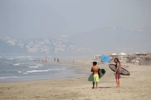 Algunos turistas que se hospedan en condominios de la zona Diamante de Acapulco, acudieron a la playa Bonfil, pese a los exhortos de sana distancia y aislamiento ante la pandemia de Covid-19 .Foto Héctor Briseño