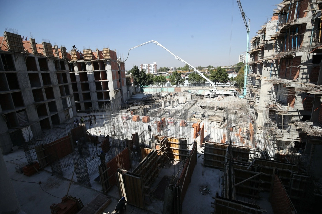 La construcción de las viviendas lleva un buen ritmo y a mediados de este año serán terminadas, de acuerdo con el titular del Instituto de Vivienda de la Ciudad de México. Foto Yazmín Ortega Cortés 