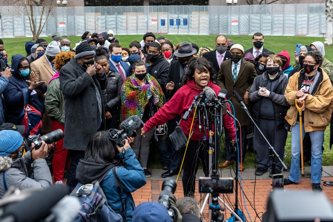 La activista Toshira Garraway durante la rueda de prensa de las familias de víctimas de abuso policial, ayer en Minneapolis. Foto Afp