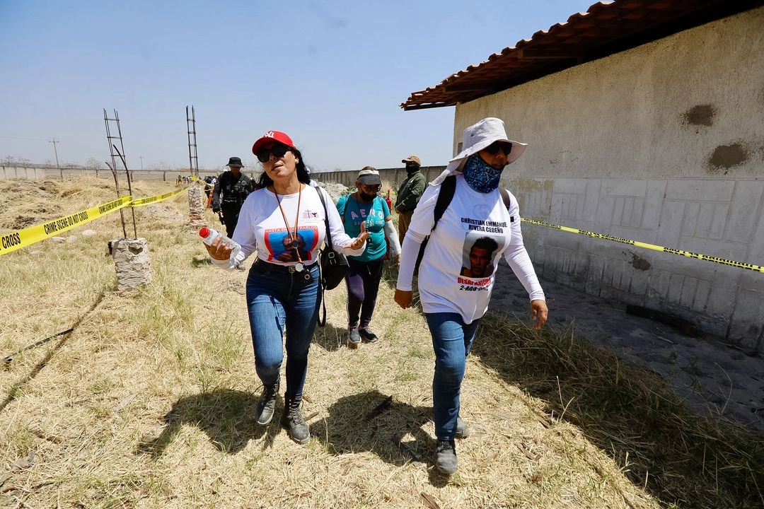 Al grito de “¡Queremos entrar, queremos entrar!”, integrantes de organizaciones buscadoras de personas desaparecidas de los estados de Jalisco y Nayarit “rompieron” el cerco de un pequeño grupo de policías que intentaron evitar momentáneamente su ingreso al rancho Izaguirre, el 20 de marzo de 2025. Foto Germán Canseco
