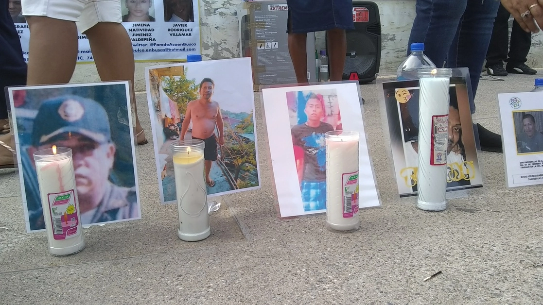 La Asociación Familias de Acapulco en busca de sus desaparecidos montó una exposición con fotografías de familiares no localizados, la protesta fue colocada al exterior del parque Papagayo, en la avenida Costera. Foto Héctor Briseño