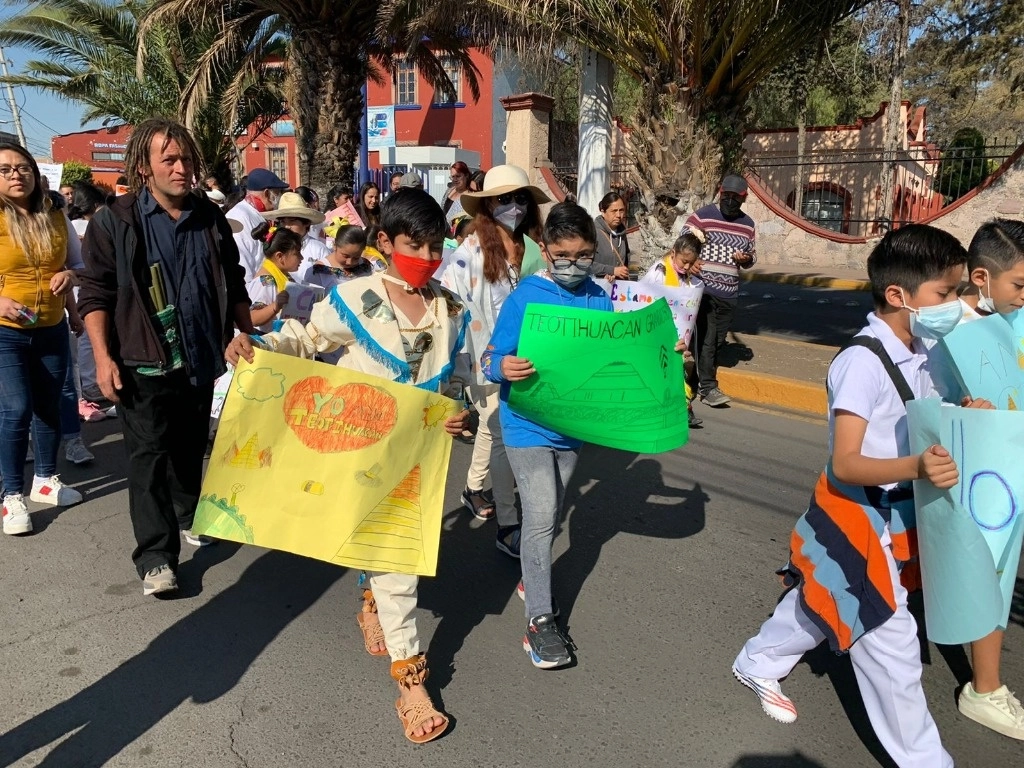 Niños acompañados de sus padres marcharon en Teotihuacán en contra el acoso escolar  que hace unas semana cobró la vida de una menor. Foto Javier Salinas