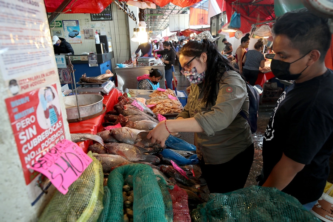 Venta de pescados y mariscos en el mercado de La Nueva Viga, en la Ciudad de México. Foto María Luisa Severiano / Archivo