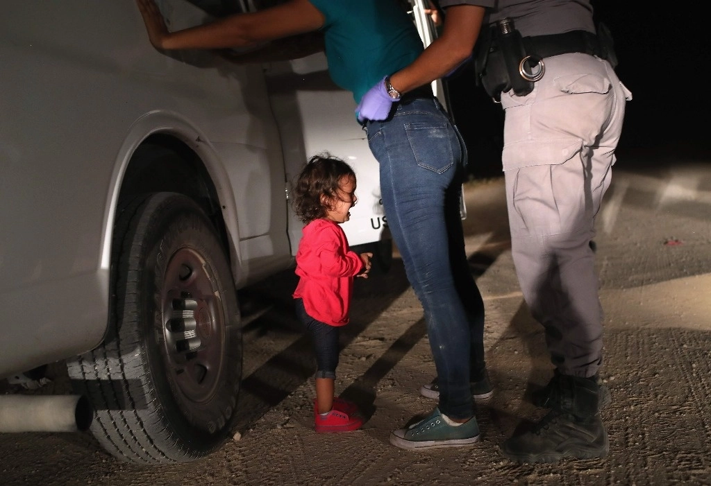 En imagen de 2018, una niña hondureña de dos años llora mientras su madre es cacheada tras ser detenida cerca de la frontera con México, en McAllen, Texas, en la época de la política de tolerancia cero en materia migratoria que impuso el entonces presidente republicano Donald Trump. Foto Afp
