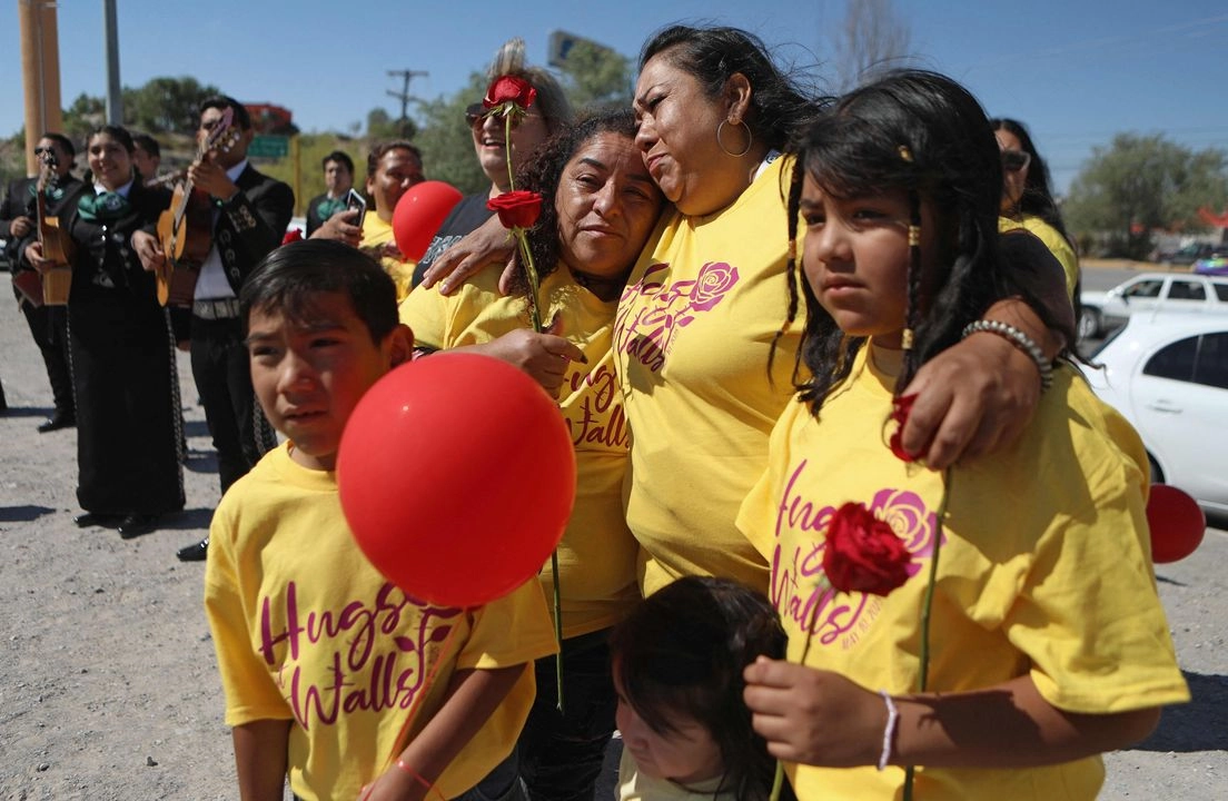 Matilde Rosales, de 51 años, participa junto a su familia en la protesta binacional "Madres de la Frontera: Amor sin fronteras", contra las políticas fronterizas del presidente, Donad Trump, a orillas del Río Bravo en Ciudad Juárez, Chihuahua, el 10 de mayo de 2025. Foto  